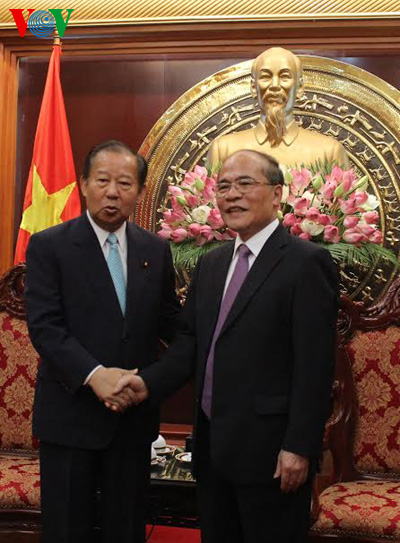 Chủ tịch Quốc hội Nguyễn Sinh Hùng và ông Toshihiro Nikai.